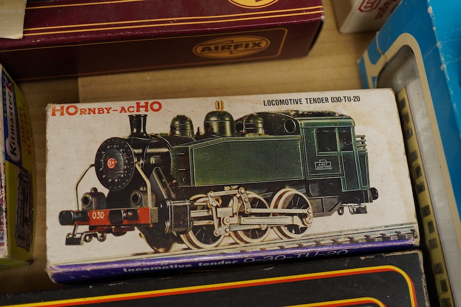 A quantity of 00 gauge model railway by Tri-ang, Mainline, Dapol, Bachmann, GMR, Hornby Dublo, etc. including; a Tri-ang American outline Davy Crockett train set (RS.37), nine steam and diesel locomotives, together with